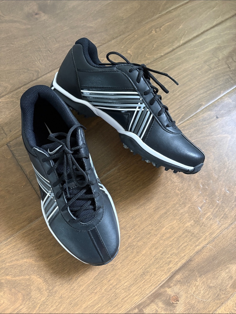 NWOT Nike Women’s Golf Shoes Black Leather with Stripes  Size 6.5